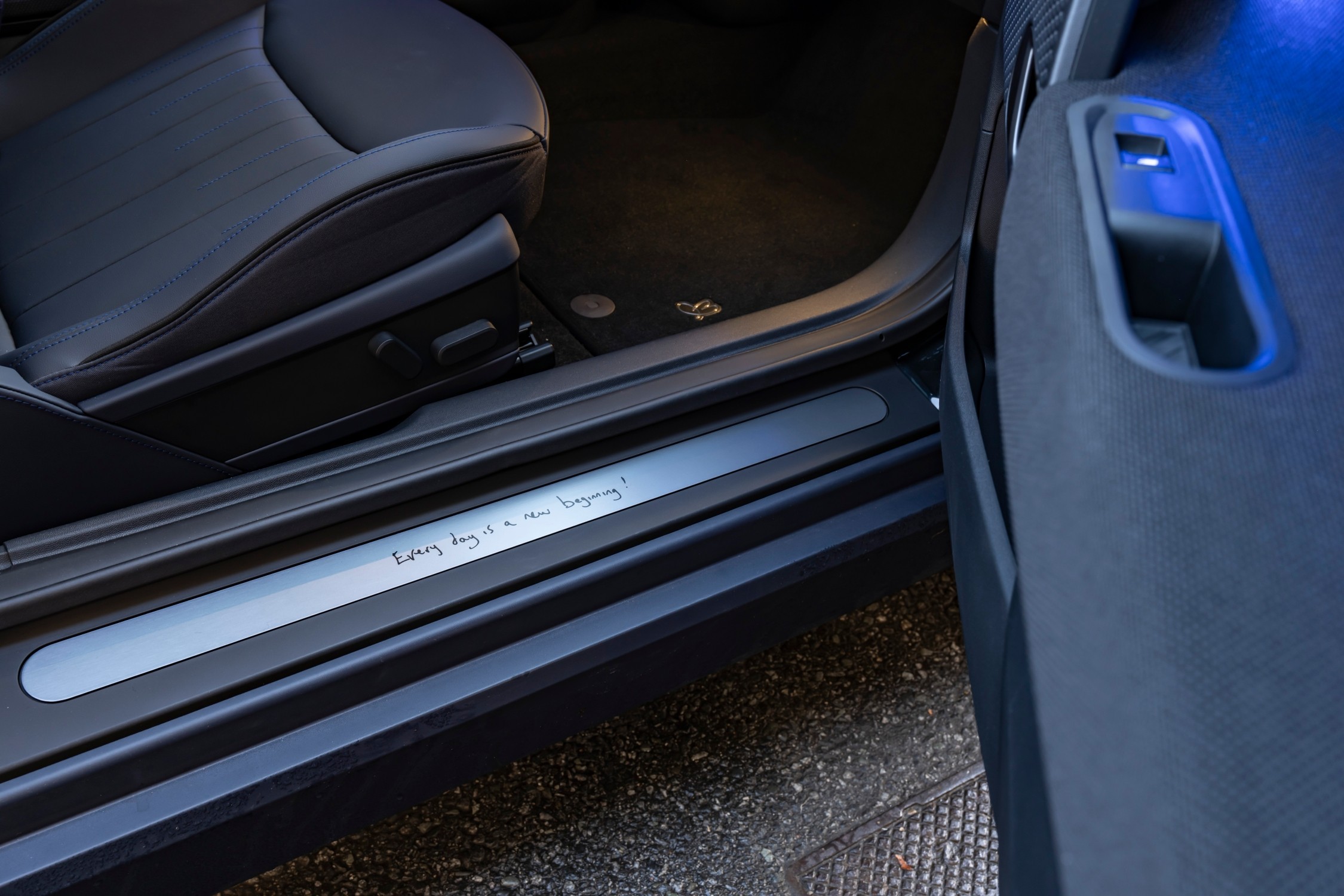 Detalhe do MINI Cooper SE Paul Smith Edition em Midnight Black.